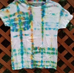 Tie-die T-Shirt Fruit of the Loom Size Small green, blue with multi colors